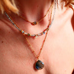 Collier Chandra porté de profil – labradorite et opale blanche, bijou artisanal Ginandger
