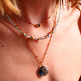 Collier Chandra porté de profil – labradorite et opale blanche, bijou artisanal Ginandger
