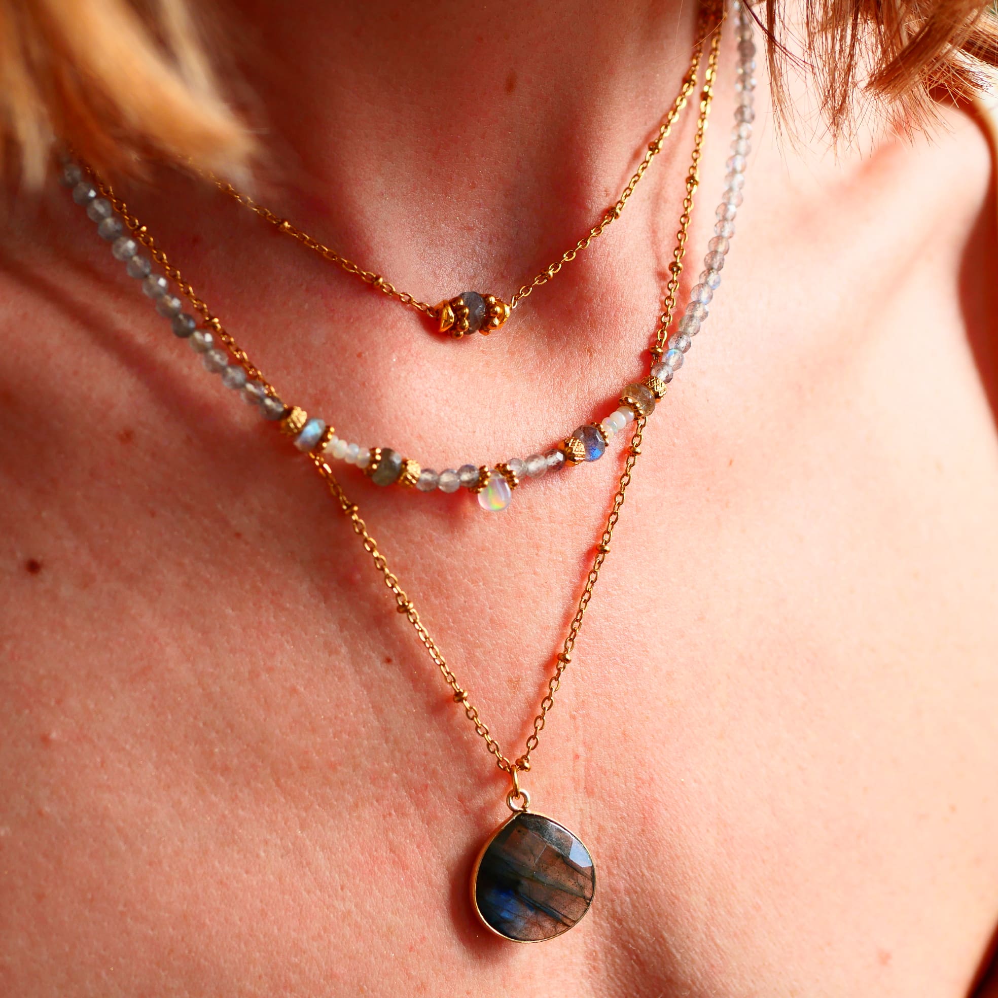 Collier Chandra porté de profil – labradorite et opale blanche, bijou artisanal Ginandger
