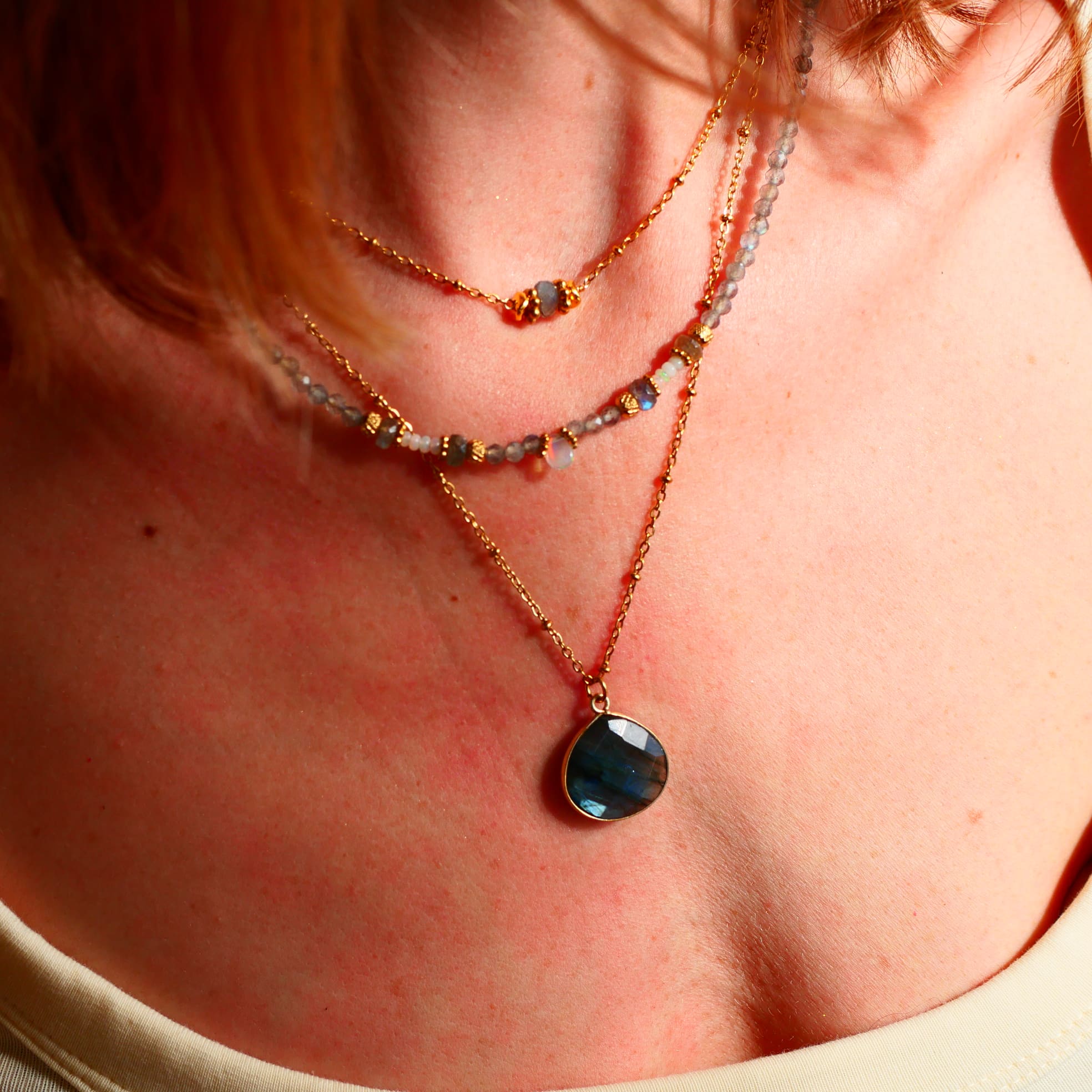 Collier Chandra posé – labradorite et opale blanche naturelles, bijou lithothérapie
