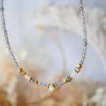 Collier Chandra – vue d'ensemble labradorite et opale blanche, collection Ginandger
