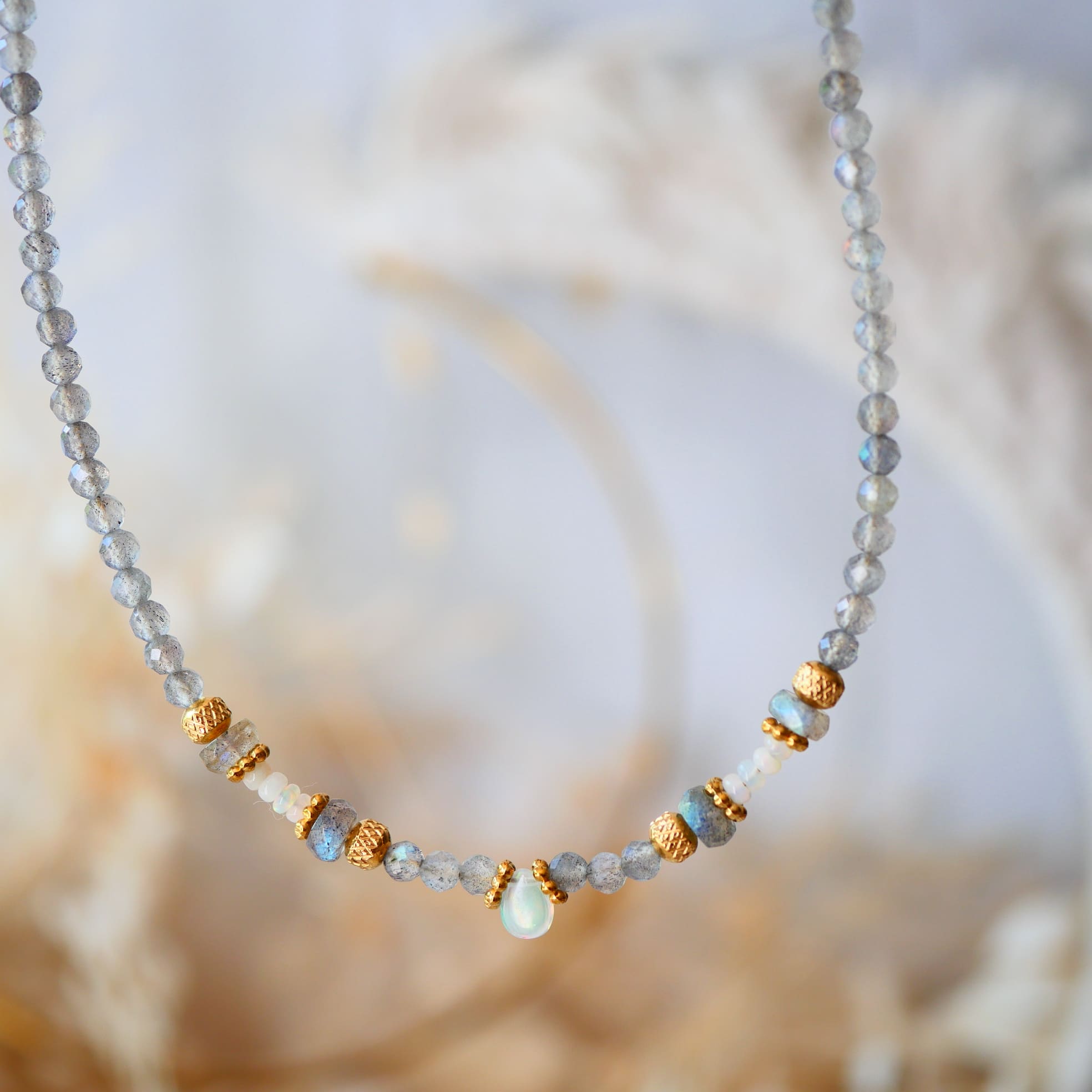 Collier Chandra – vue d'ensemble labradorite et opale blanche, collection Ginandger
