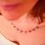 Collier Cordon Bandha porté au cou – turquoise protection et labradorite intuition, Paris
