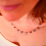 Collier Cordon Bandha porté au cou – turquoise protection et labradorite intuition, Paris
