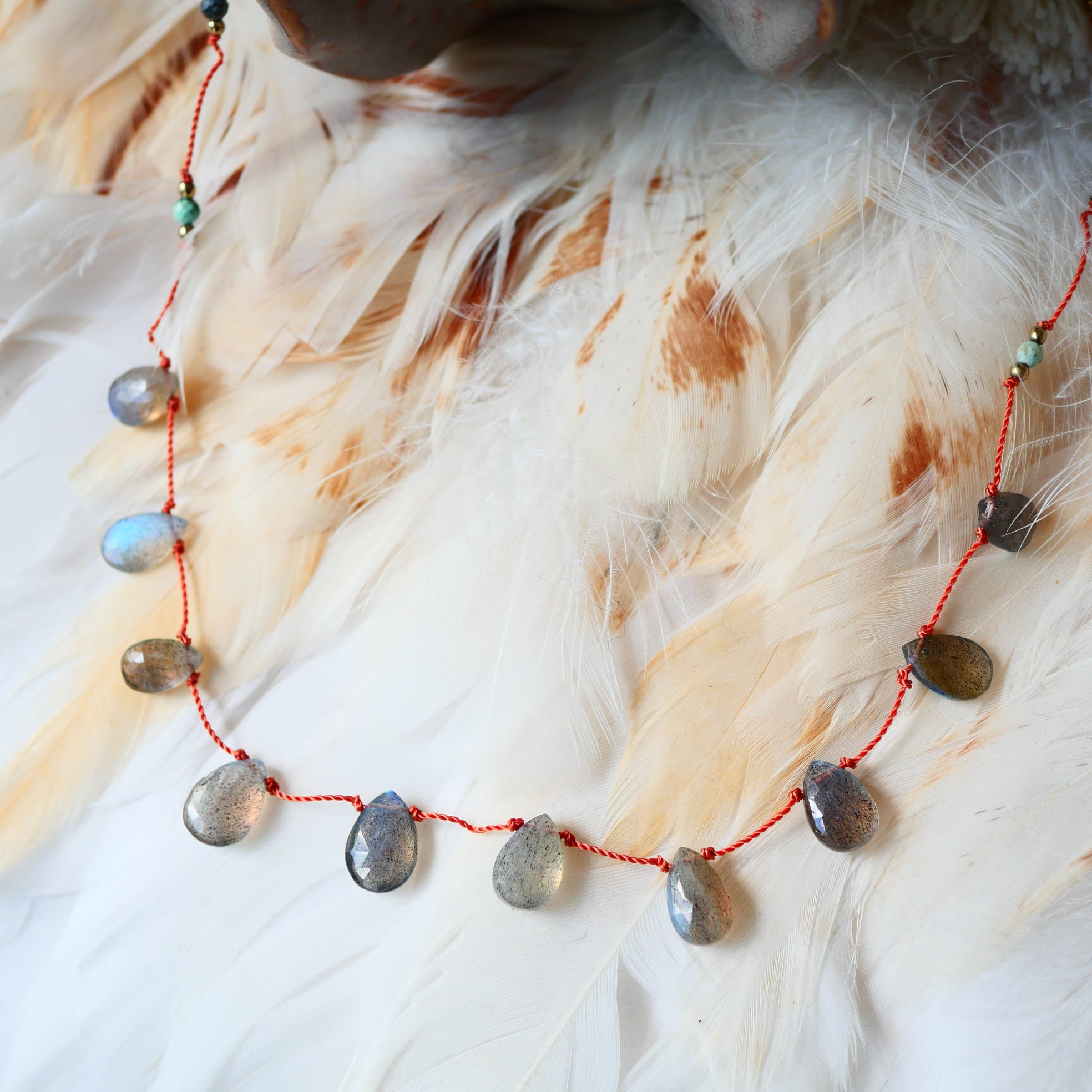 Collier Cordon Bandha vue d'ensemble – turquoise et labradorite, collection Ginandger
