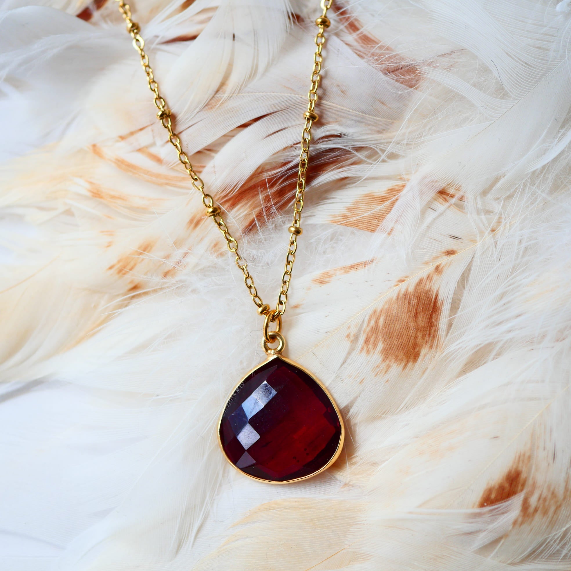 Collier Justine – pendentif grenat naturel solitaire, bijou lithothérapie passion Ginandger
