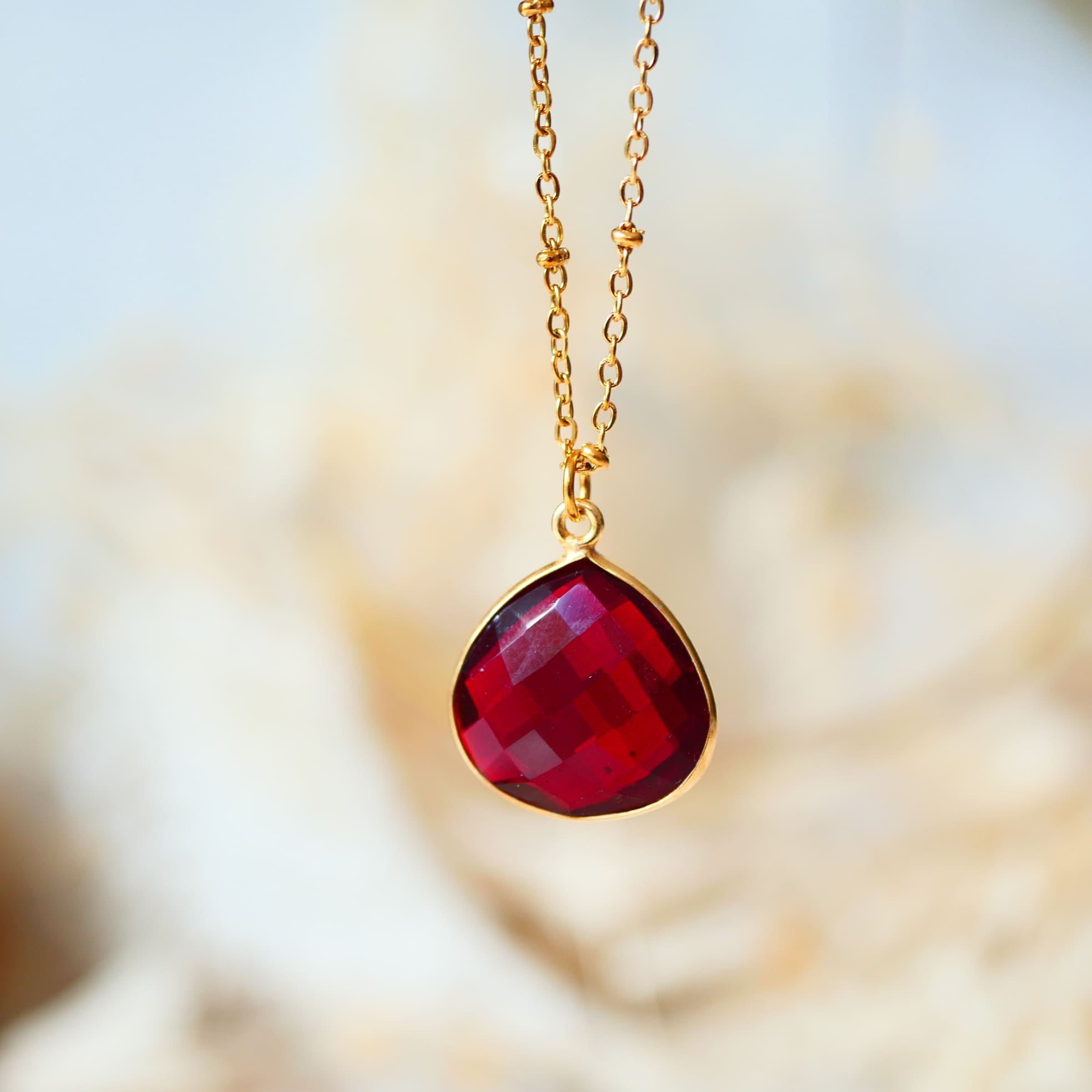 Collier Justine porté – grenat naturel sur chaîne fine acier, bijou solitaire Ginandger Paris
