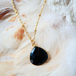 Détail collier Justine onyx noir — pierre naturelle bijou artisanal Paris
