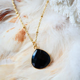 Détail collier Justine onyx noir — pierre naturelle bijou artisanal Paris

