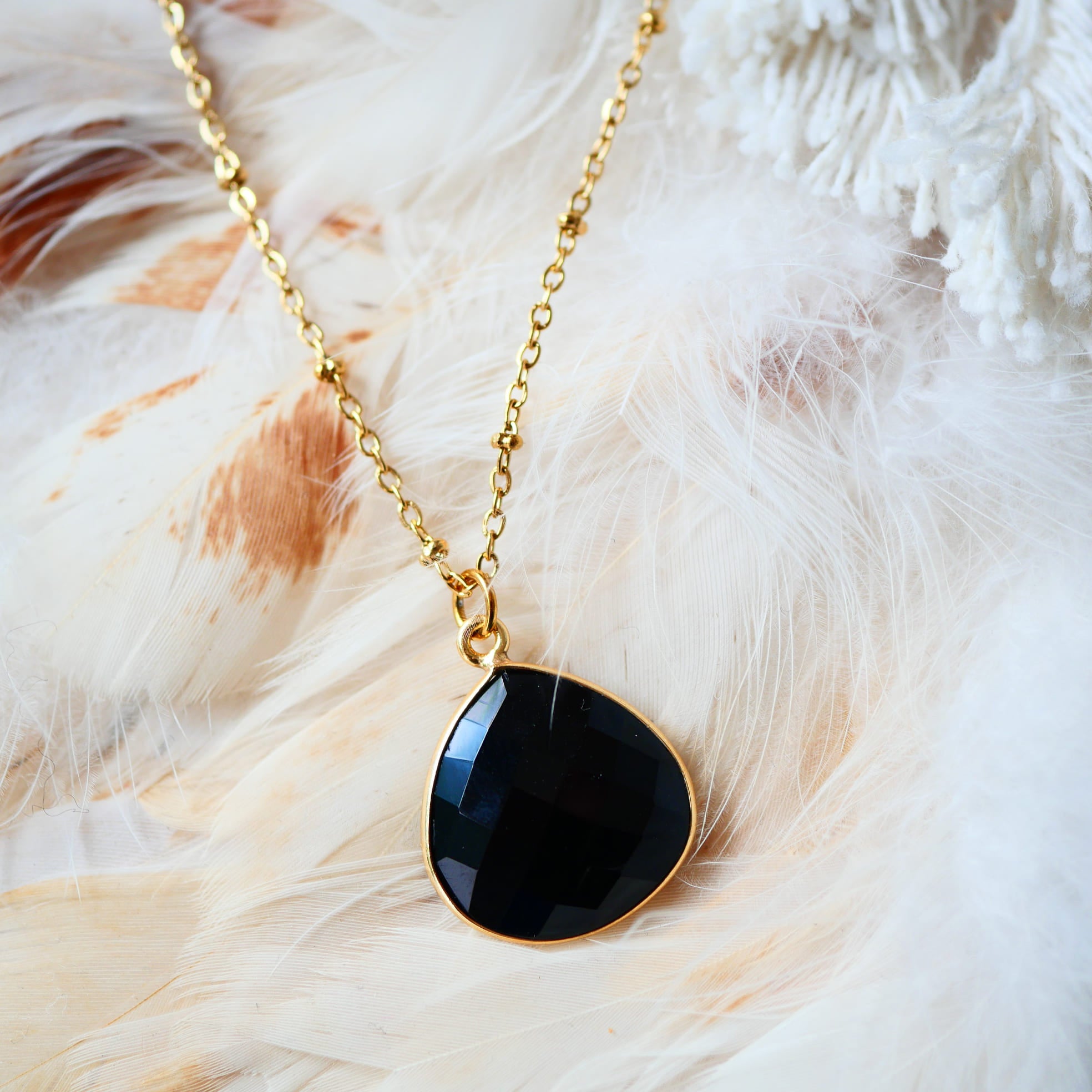 Détail collier Justine onyx noir — pierre naturelle bijou artisanal Paris
