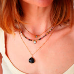 Collier Justine onyx noir porté — collier pierre naturelle lithothérapie
