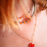 Collier Jwala porté au cou – pierres naturelles tourmaline et grenat spessartite, Ginandger Paris
