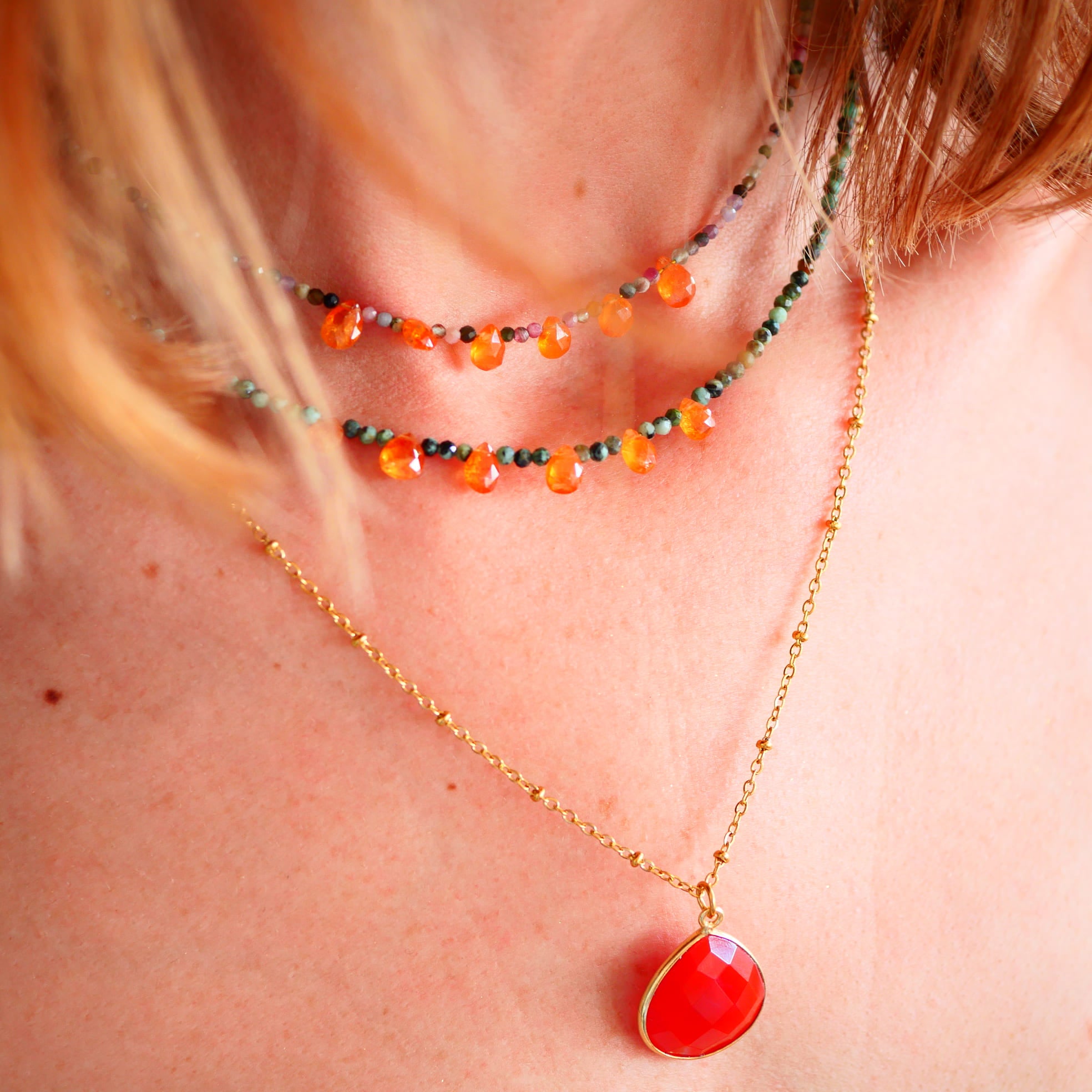 Collier Jwala porté – détail pierres naturelles tourmalines et grenats spessartites, Collection Indra Ginandger
