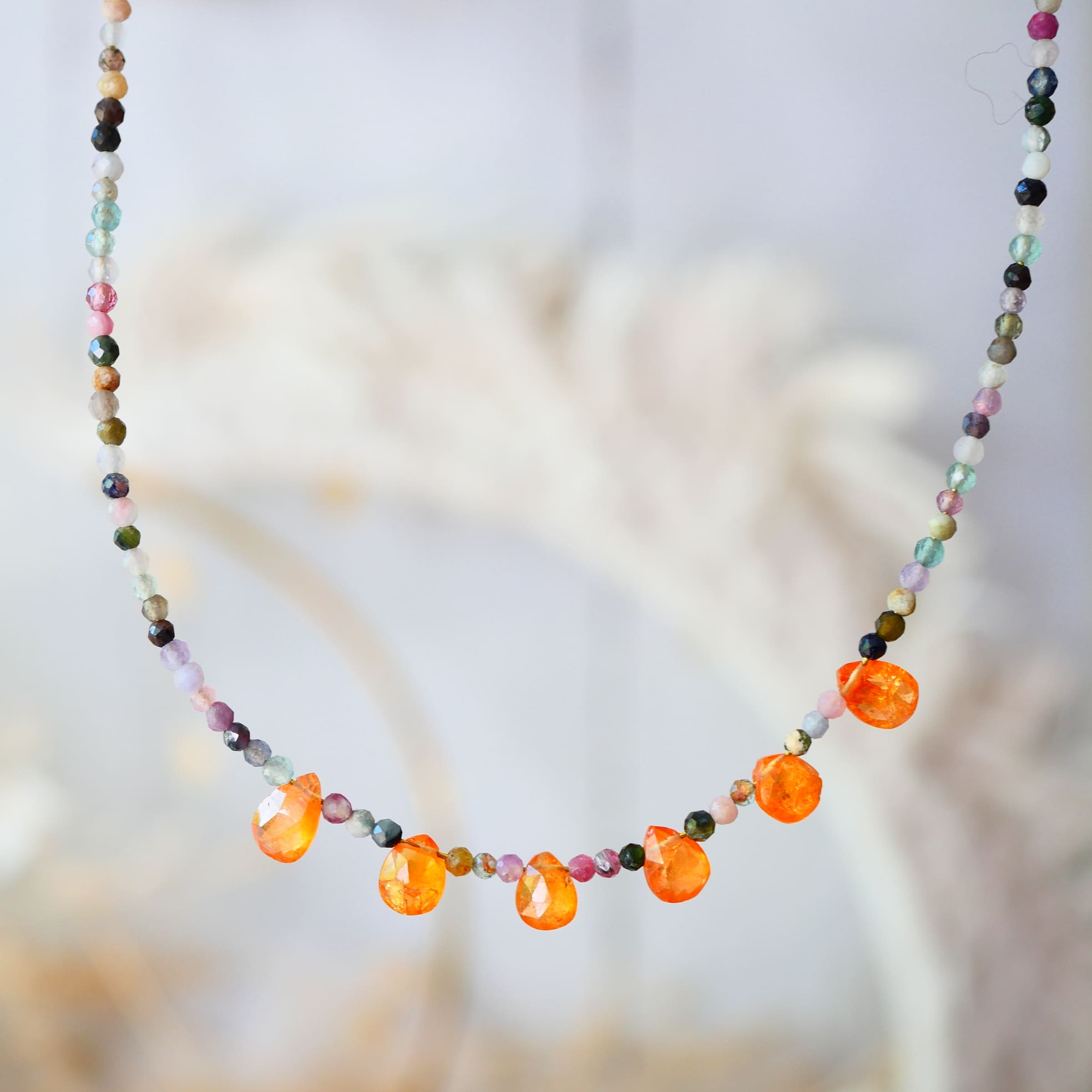 Collier Jwala tourmaline – acier inoxydable et grenats spessartites orange, Collection Indra Ginandger
