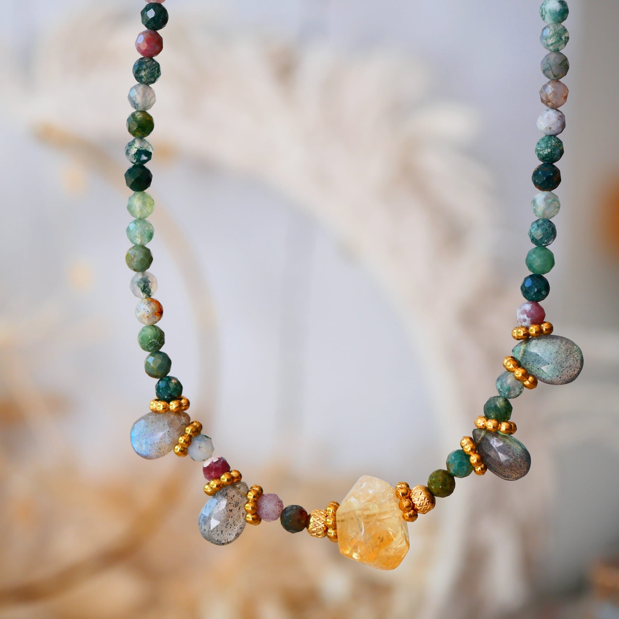 Collier Kiran en situation – agate indienne vitalité et citrine lumière, pierres naturelles
