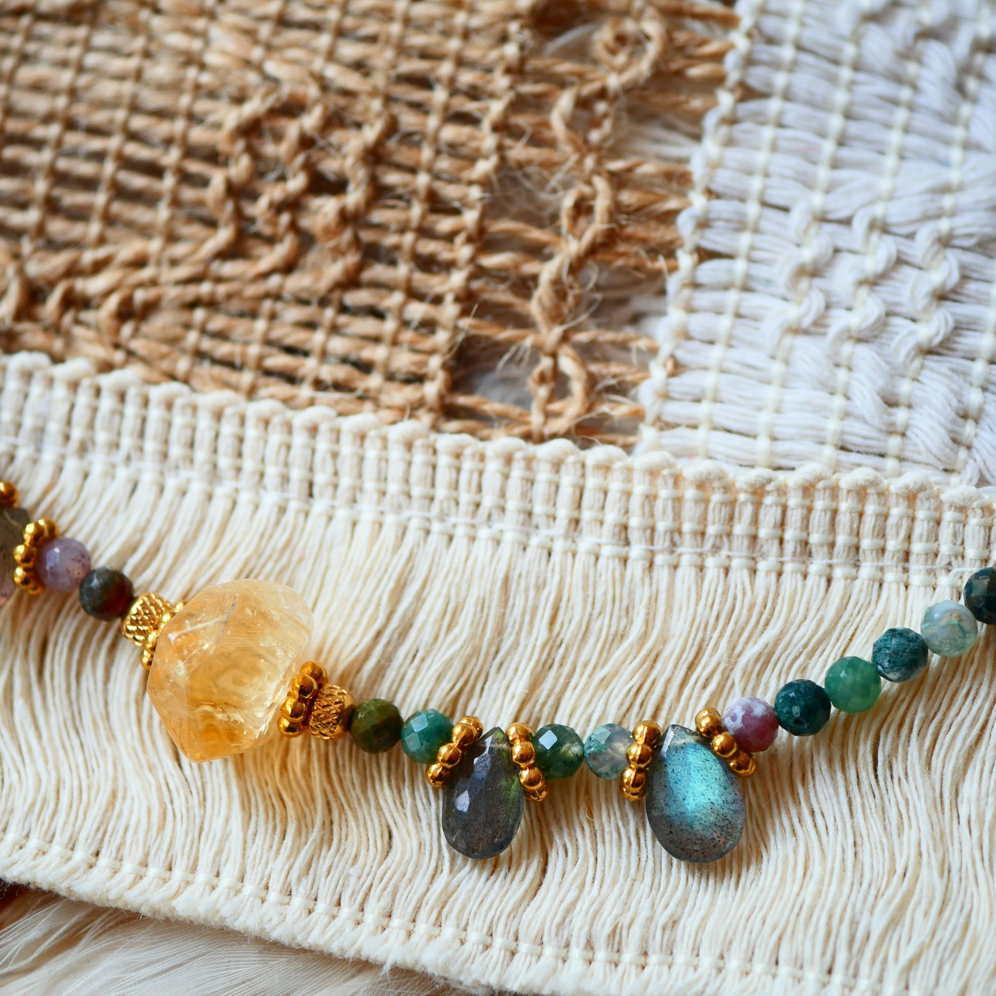 Collier Kiran – détail citrine et agate indienne, pierres naturelles énergie et ancrage
