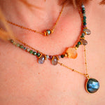 Collier Kiran porté – agate indienne labradorite et citrine, bijou pierres naturelles Paris
