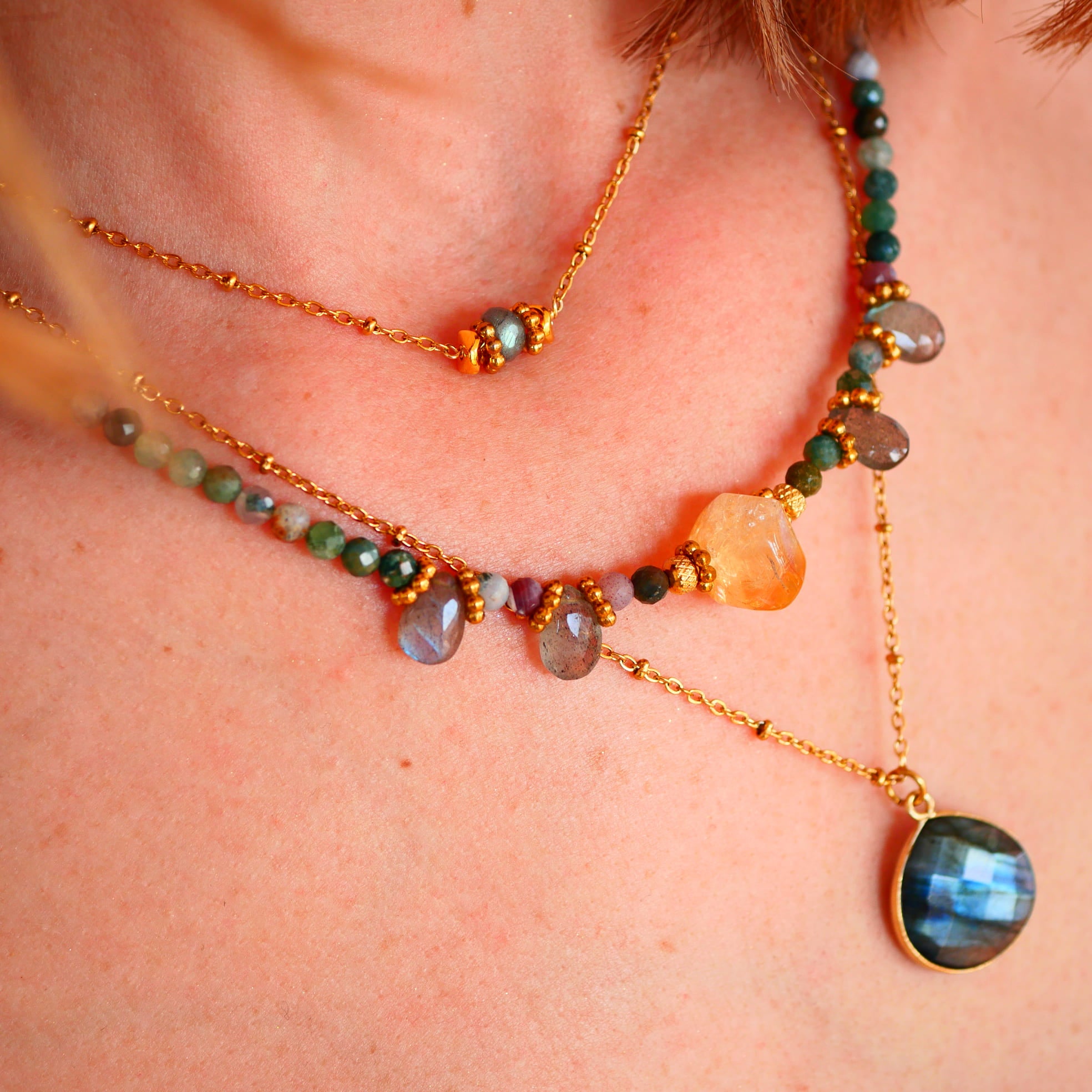 Collier Kiran porté – agate indienne labradorite et citrine, bijou pierres naturelles Paris

