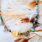 Collier Kiran porté au cou – agate indienne et citrine naturelles, bijou intention Ginandger
