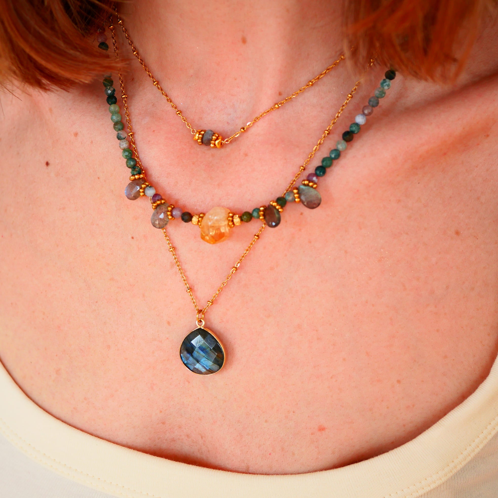 Collier Kiran porté décolleté – agate indienne labradorite et citrine, lithothérapie Paris
