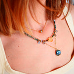 Collier Kiran porté de profil – agate indienne et citrine naturelles, bijou artisanal Ginandger
