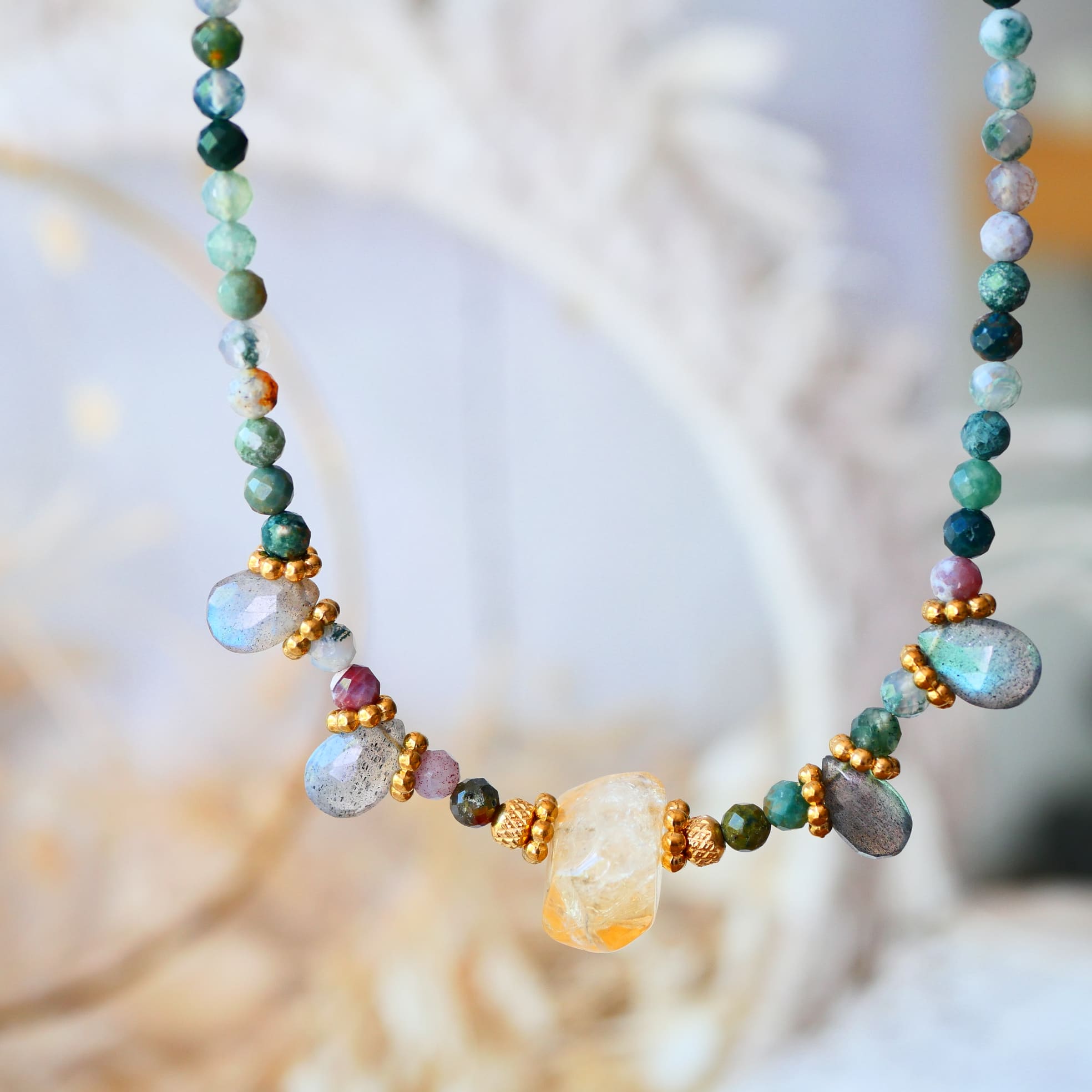 Collier Kiran posé – agate indienne labradorite et citrine naturelles, Ginandger Paris
