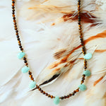 Collier Mati détail – perles œil de tigre et amazonite, bijou artisanal pierres naturelles

