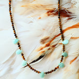 Collier Mati détail – perles œil de tigre et amazonite, bijou artisanal pierres naturelles
