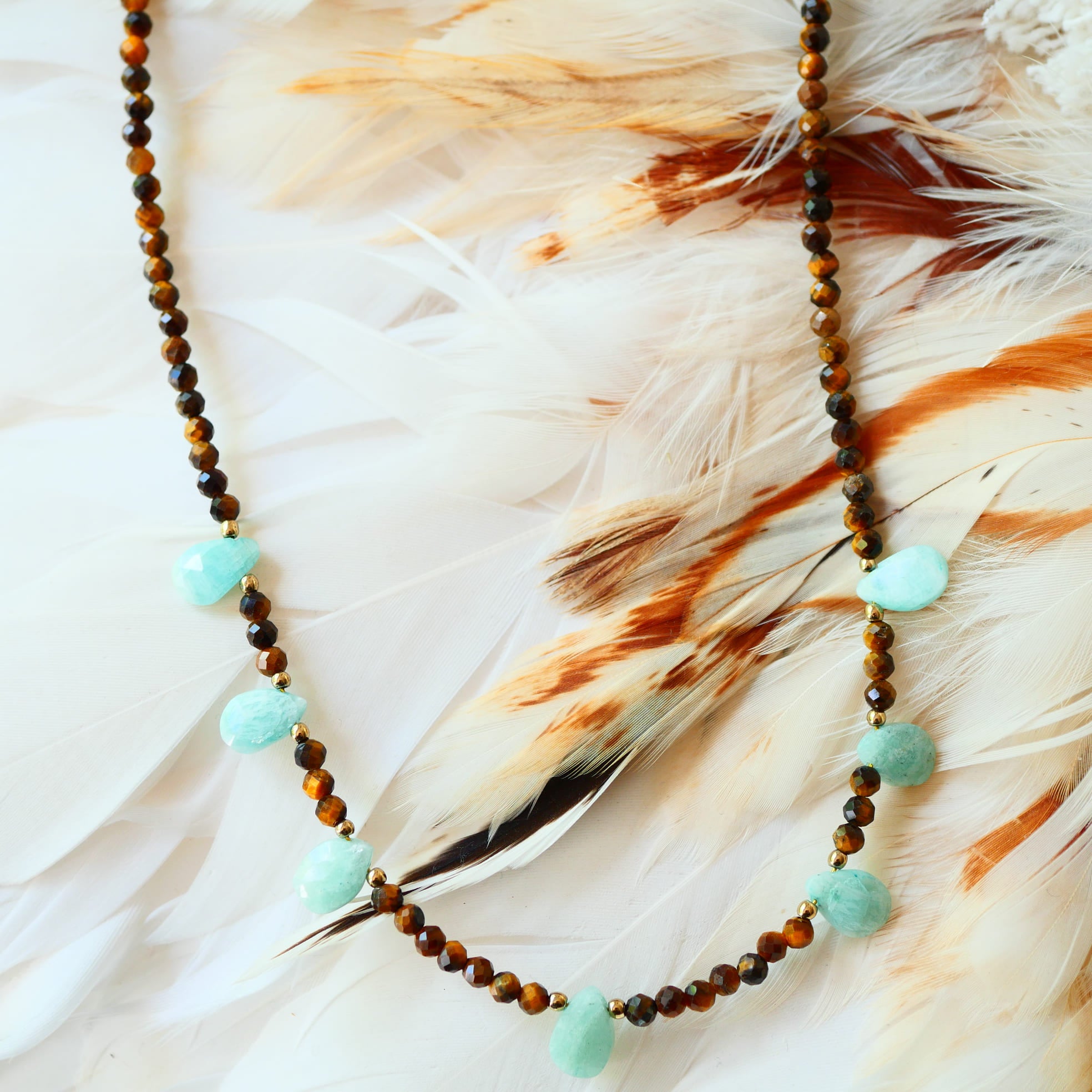 Collier Mati détail – perles œil de tigre et amazonite, bijou artisanal pierres naturelles
