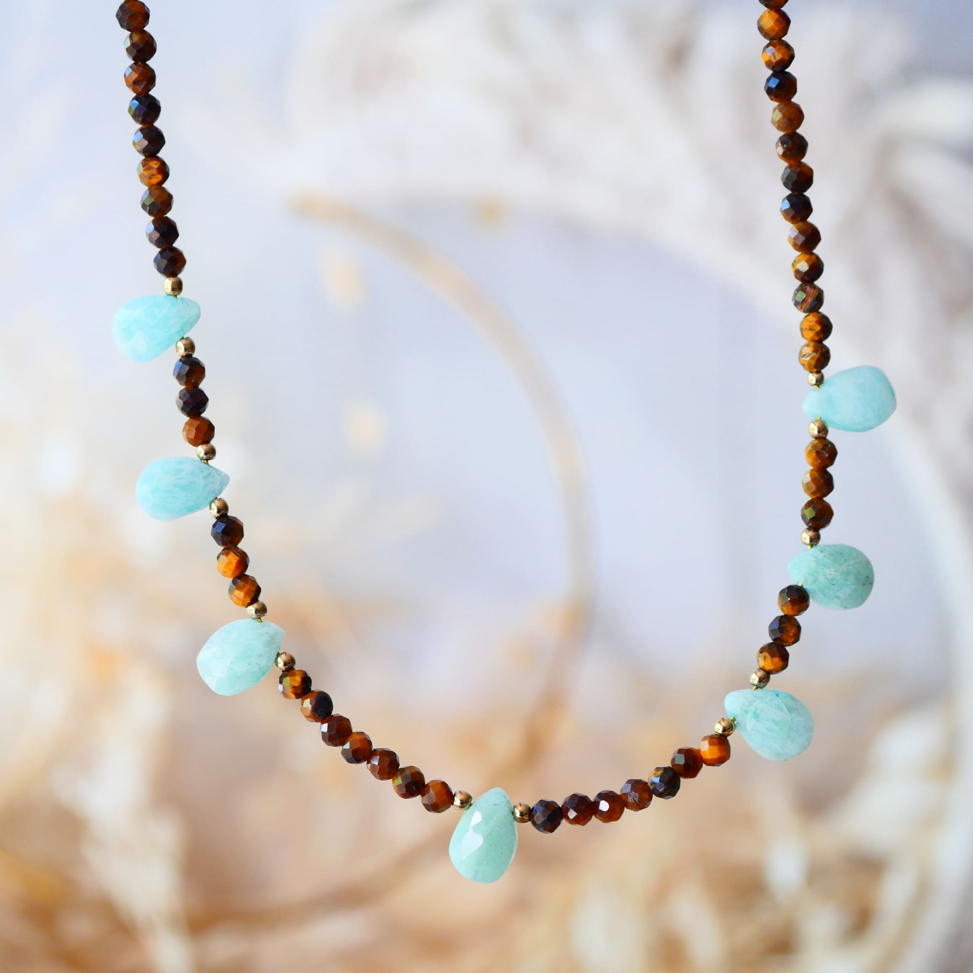 Collier Mati porté – pierres naturelles œil de tigre et amazonite, collection Ginandger Paris
