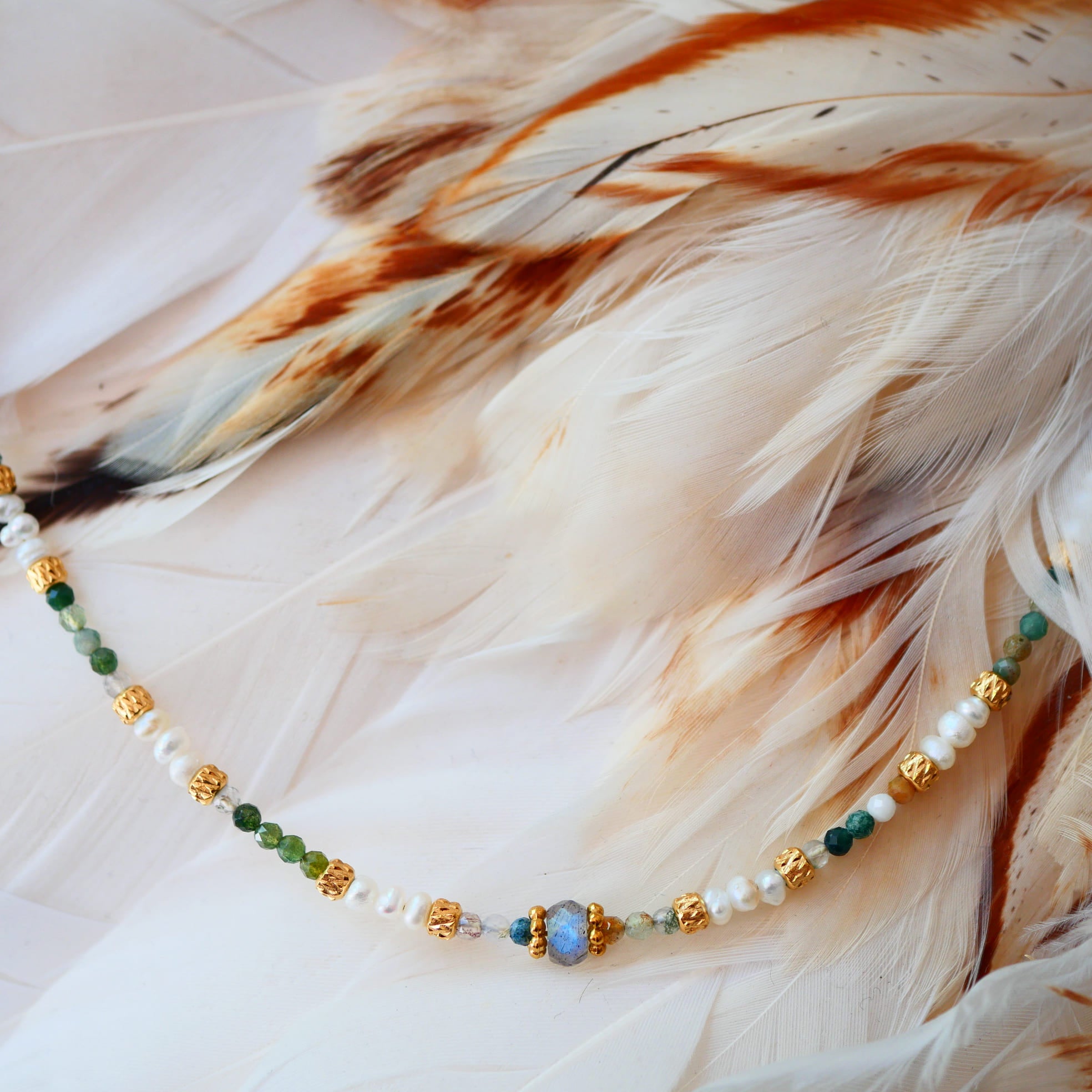 Collier Mukta détail – perles de culture aigue-marine et labradorite, pierres naturelles
