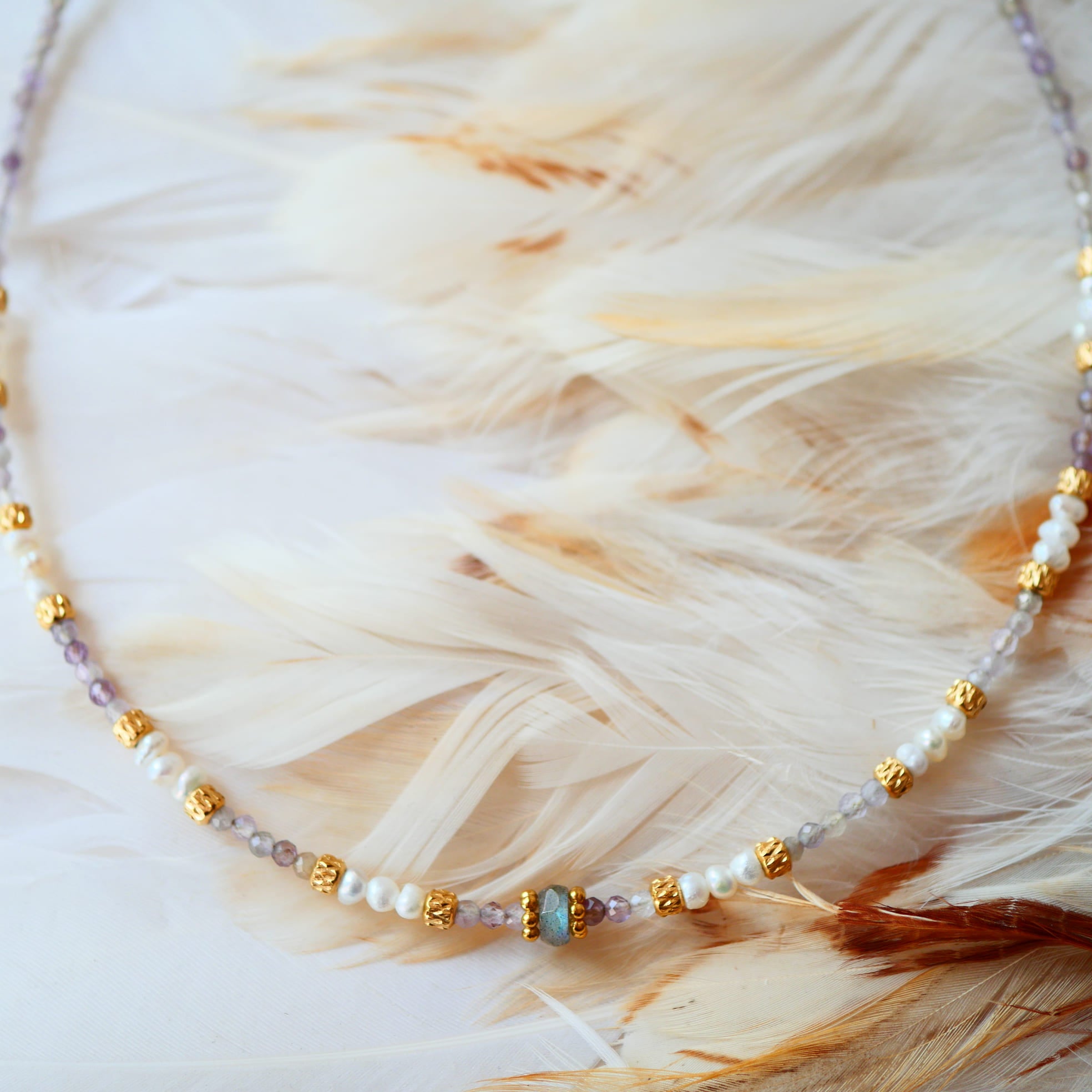 Collier Mukta détail – perles de culture améthyste et labradorite naturelle, Ginandger Paris
