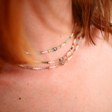 Collier Mukta porté au cou – perles de culture et labradorite naturelle, bijou intention Ginandger
