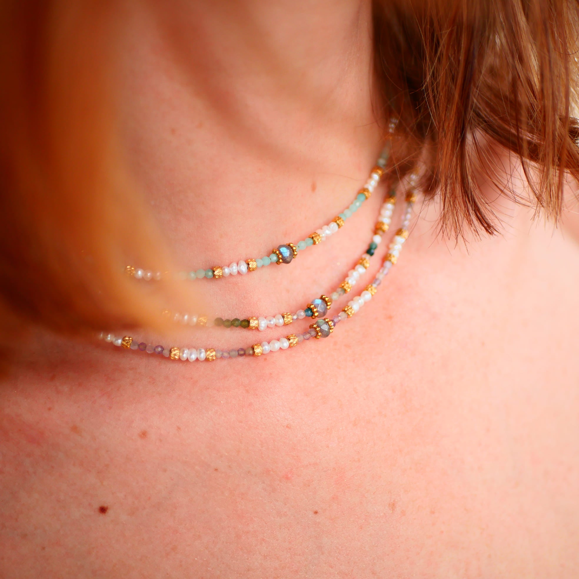 Collier Mukta porté au cou – perles de culture et labradorite naturelle, bijou intention Ginandger
