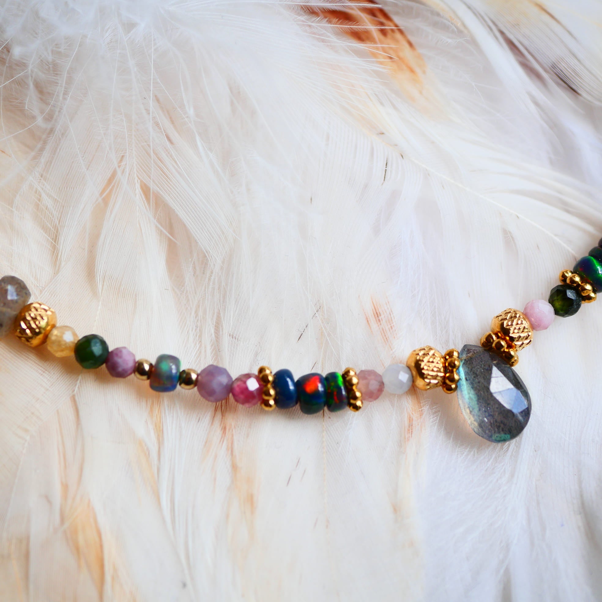 Collier Nisha – détail perles tourmaline et labradorite, bijou artisanal pierres naturelles
