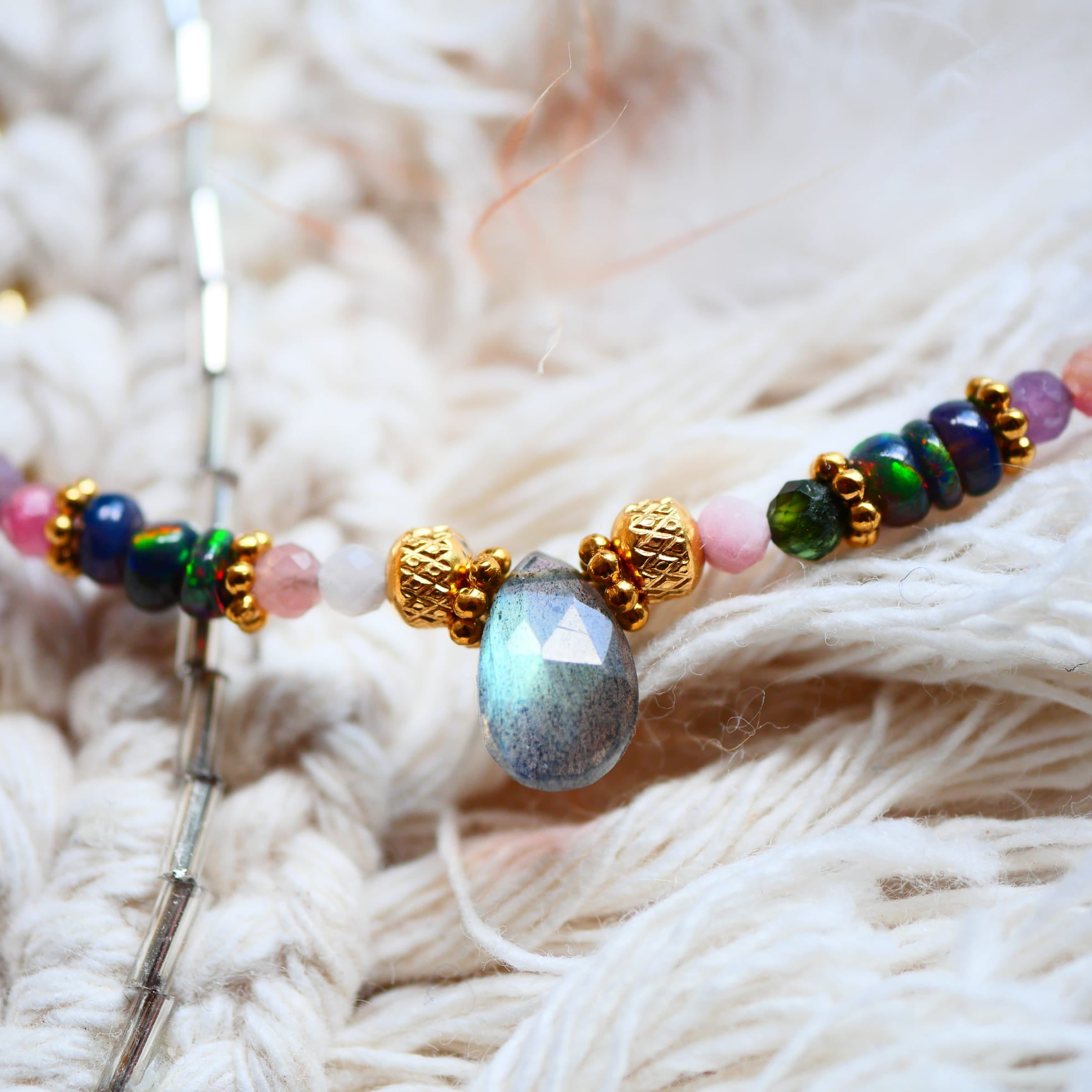 Collier Nisha – détail tourmaline et labradorite naturelles, bijou artisanal Ginandger
