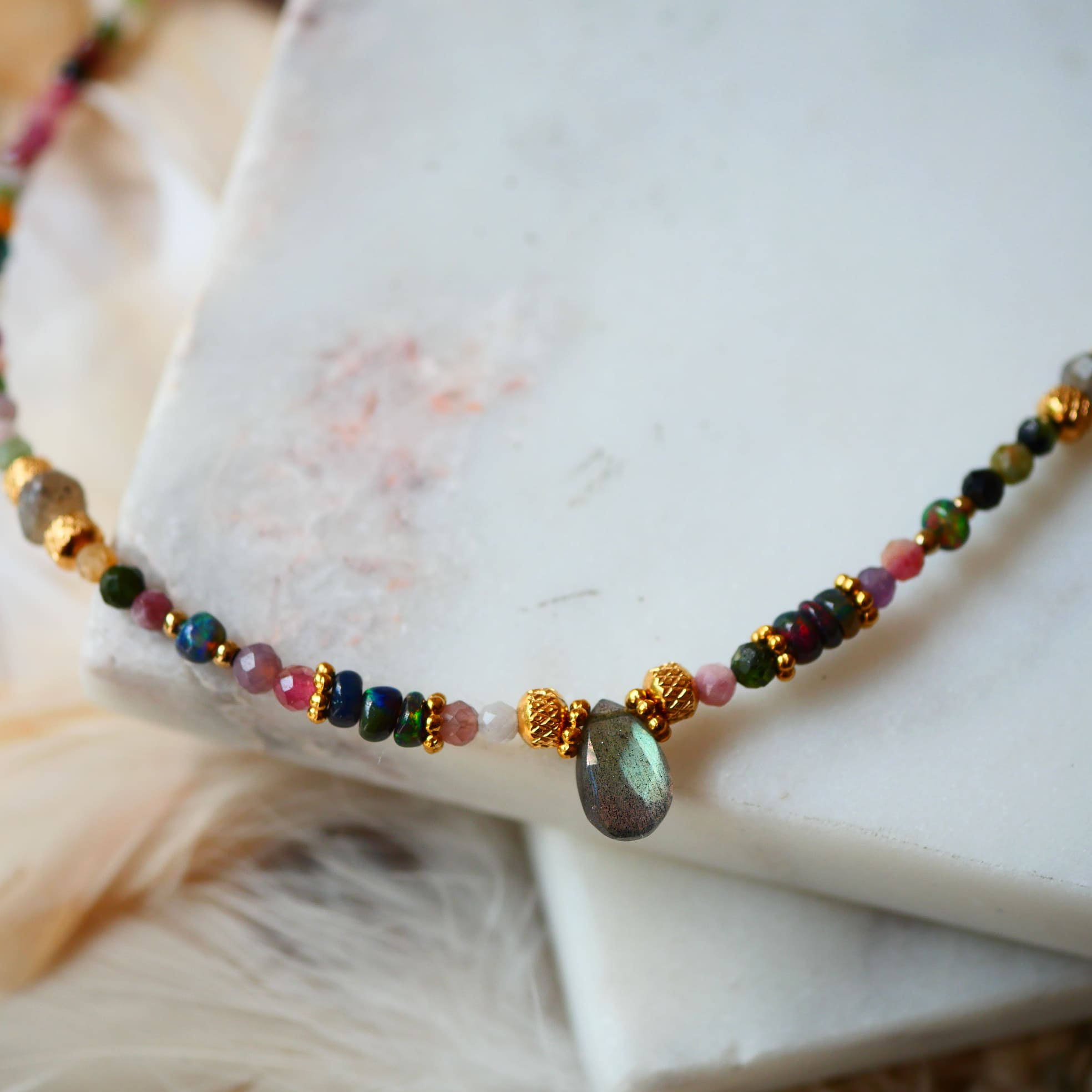 Collier Nisha – détail tourmaline et labradorite, pierres naturelles lithothérapie
