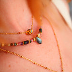 Collier Nisha porté décolleté – tourmaline opale noire et labradorite, lithothérapie Paris
