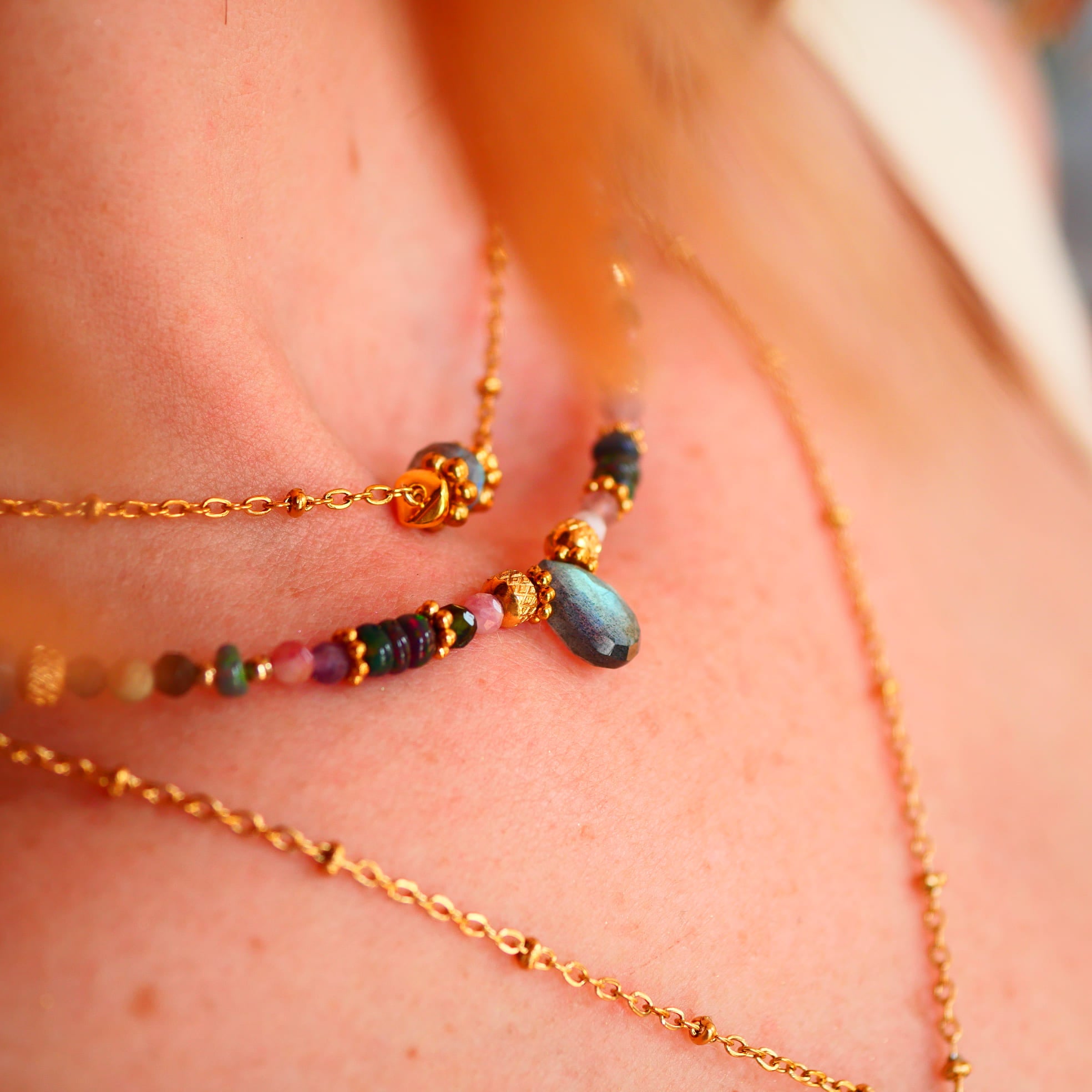 Collier Nisha porté décolleté – tourmaline opale noire et labradorite, lithothérapie Paris

