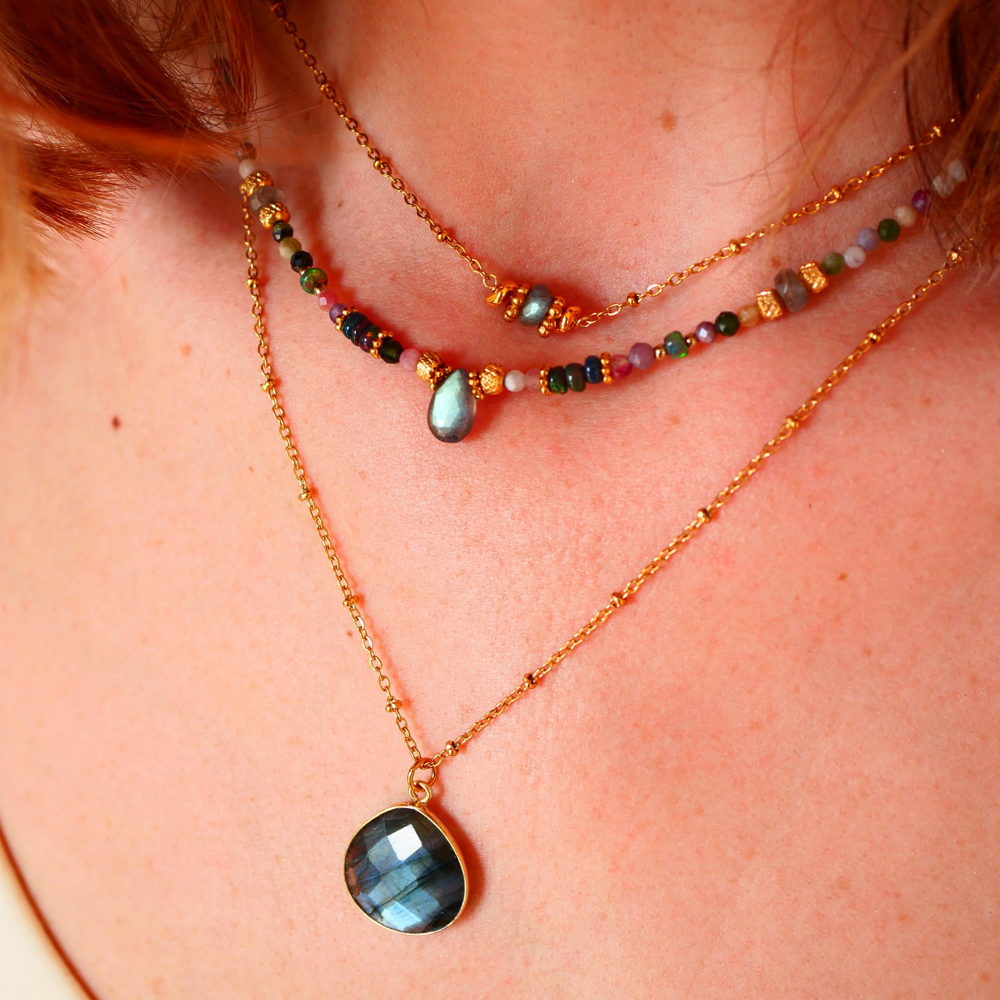 Collier Nisha porté – tourmaline labradorite et opale noire, bijou pierres naturelles Paris
