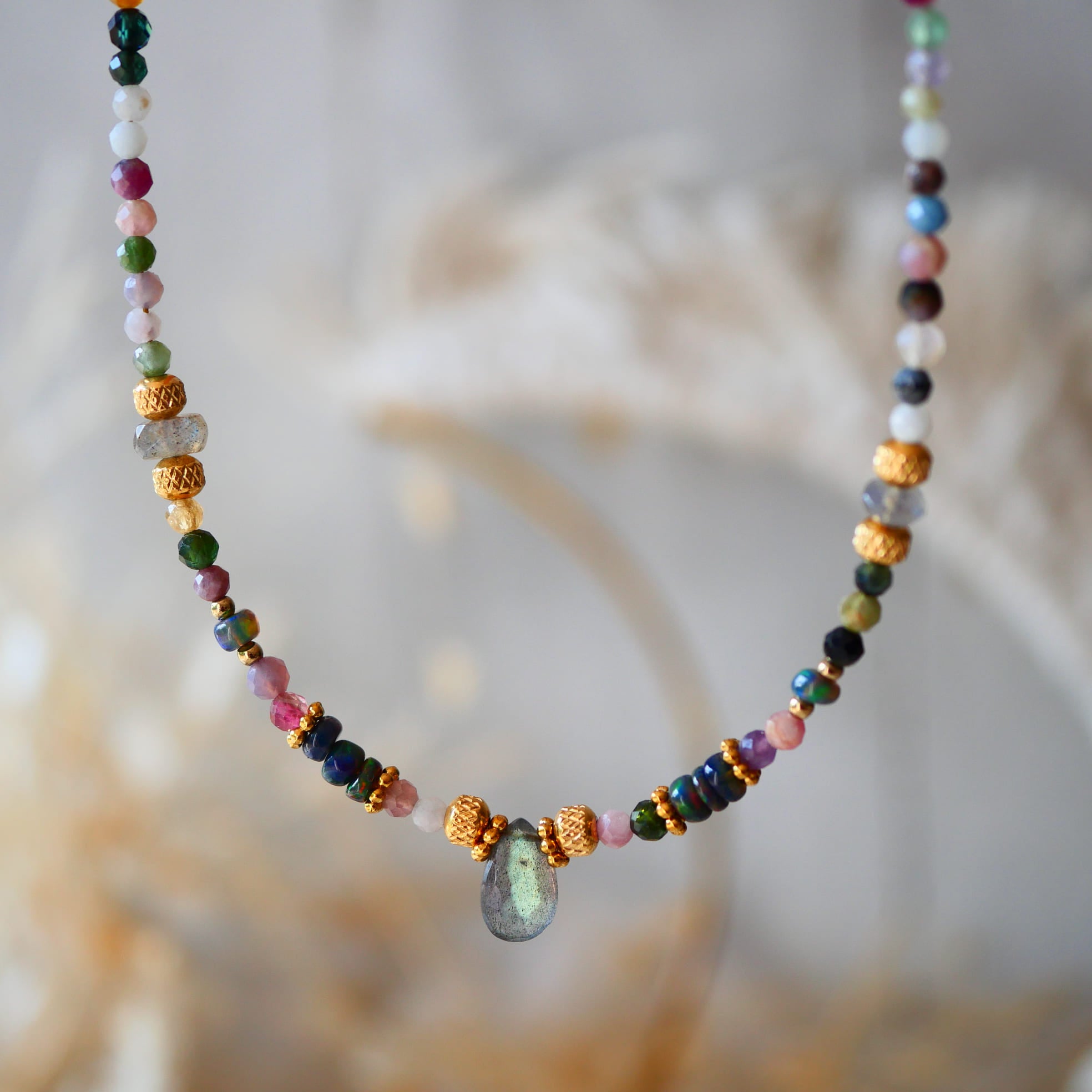 Collier Nisha vue d'ensemble – tourmaline labradorite et opale noire, collection Ginandger
