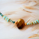 Collier Prajna – gros plan œil de tigre 12x17mm et amazonite naturelle, bijou artisanal Paris
