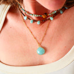 Collier Prajna porté au cou – turquoise et labradorite naturelles, bijou intention sagesse Ginandger
