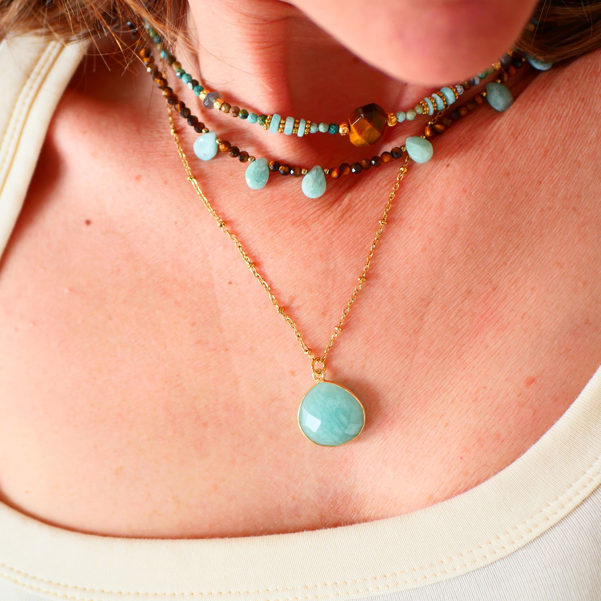 Collier Prajna porté au cou – turquoise et labradorite naturelles, bijou intention sagesse Ginandger
