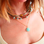 Collier Prajna porté – pierres naturelles turquoise labradorite amazonite, Collection Indra Ginandger
