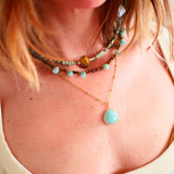 Collier Prajna porté – pierres naturelles turquoise labradorite amazonite, Collection Indra Ginandger
