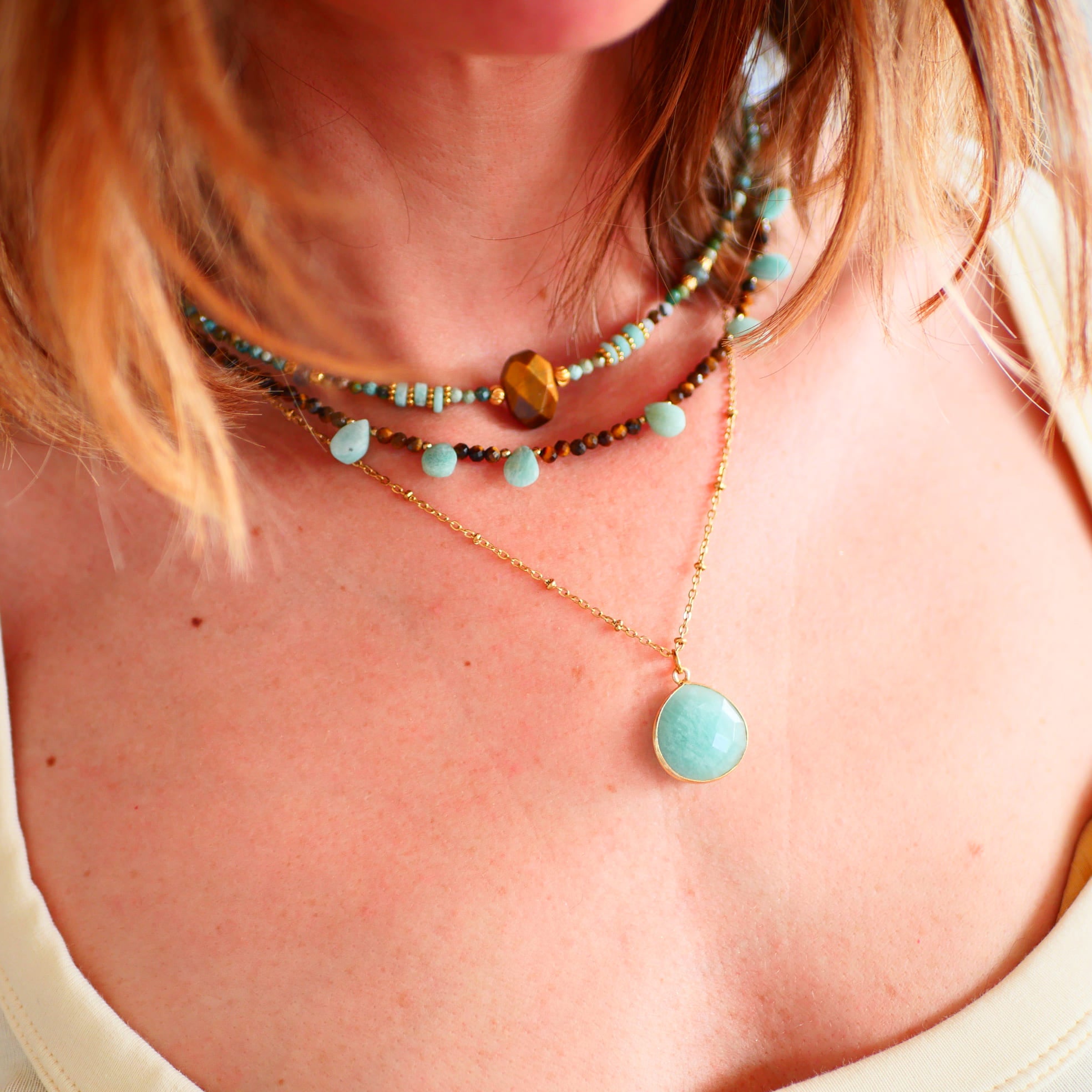 Collier Prajna porté – pierres naturelles turquoise labradorite amazonite, Collection Indra Ginandger
