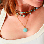 Collier Prajna porté – turquoise protection et œil de tigre lucidité, bijou lithothérapie Paris
