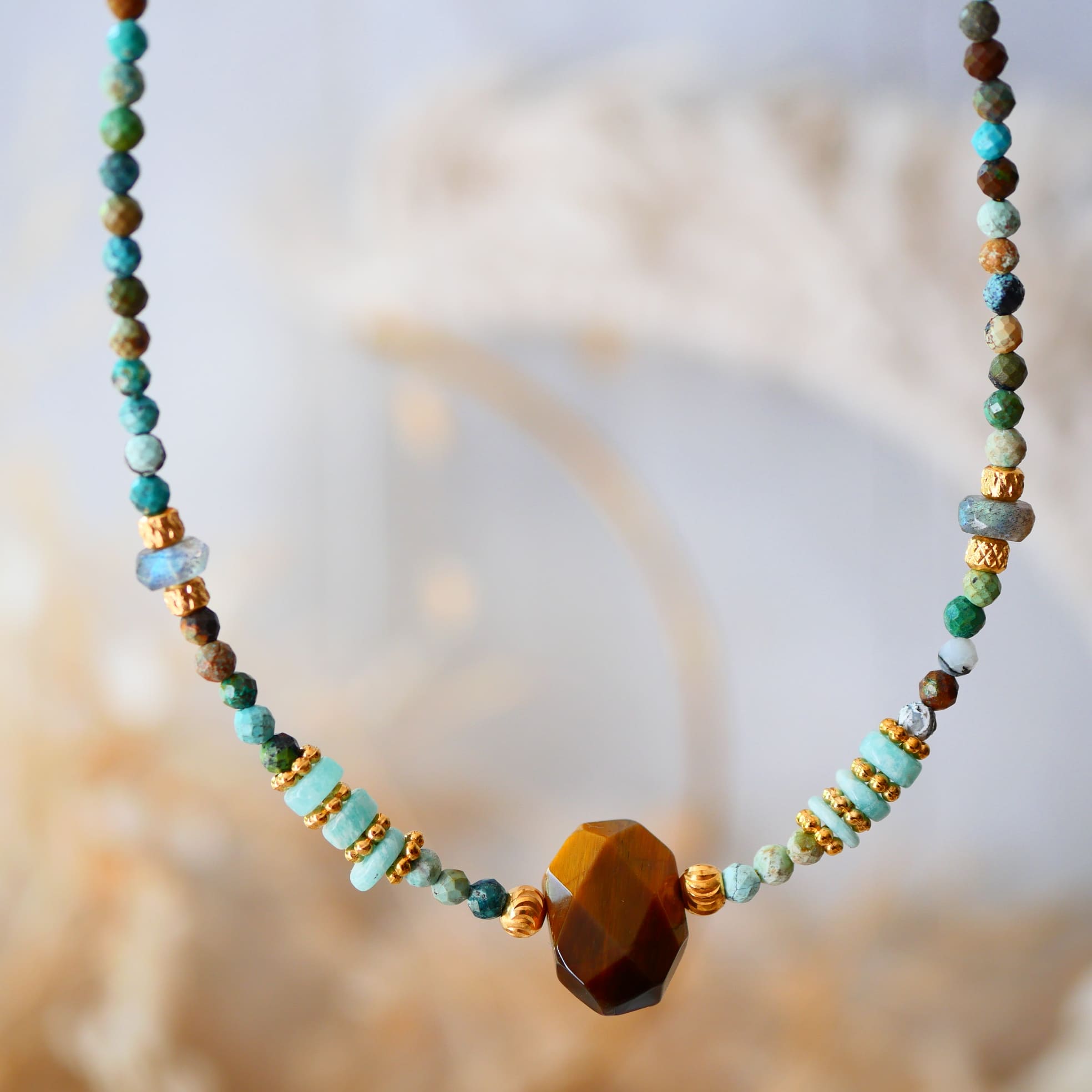 Collier Prajna – turquoise, labradorite et œil de tigre naturels, bijou lithothérapie fait main à Paris
