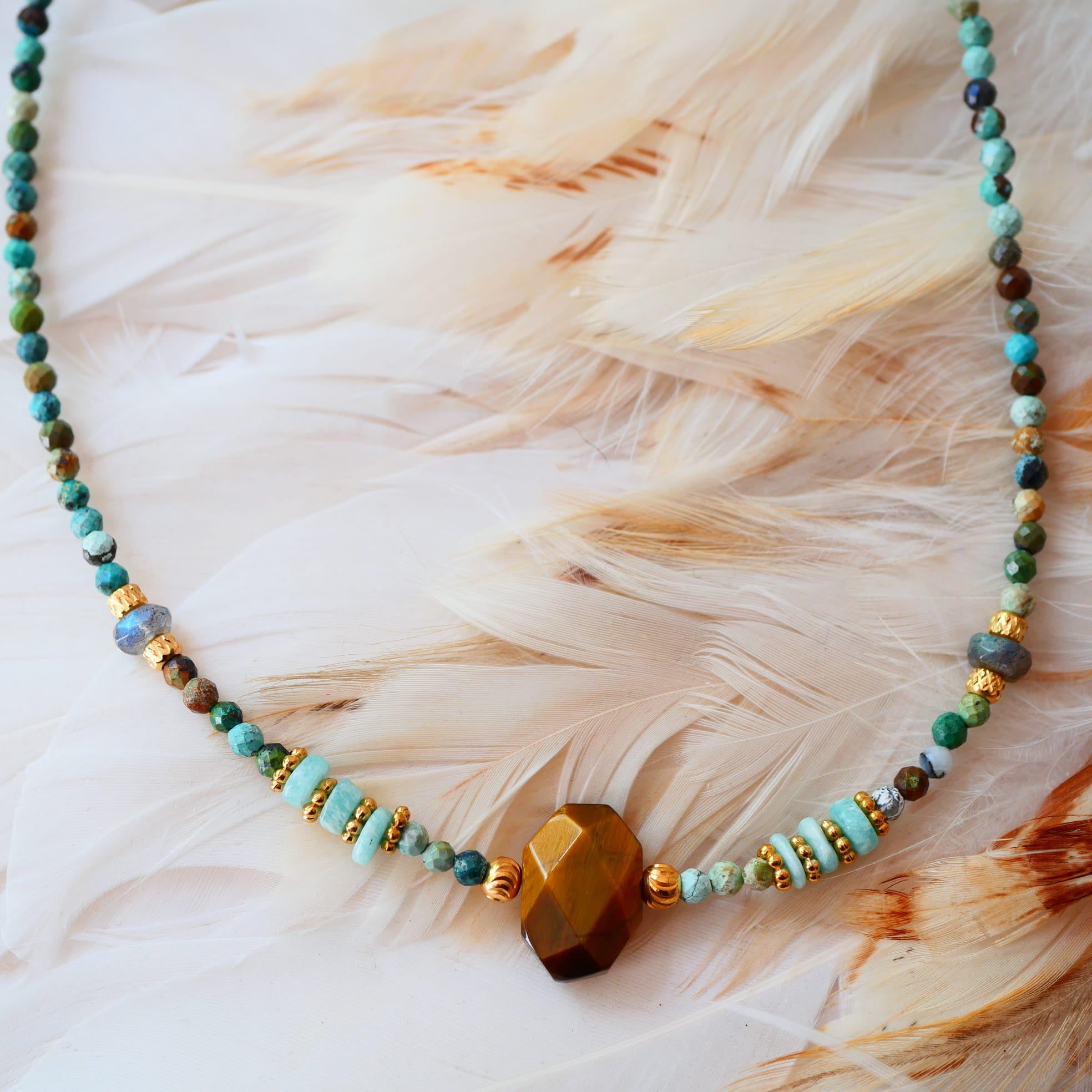 Collier Prajna – vue d'ensemble labradorite amazonite œil de tigre, bijou artisanal Collection Indra
